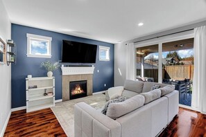 Smart TV, fireplace