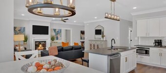 Newly built, fully equipped Knoxville home for 10!