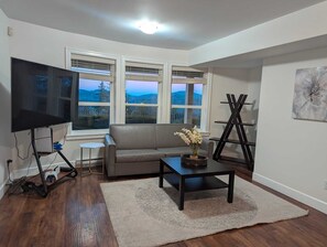 Living area - 2-bedroom house in delightful Victoria with great view (Victoria)