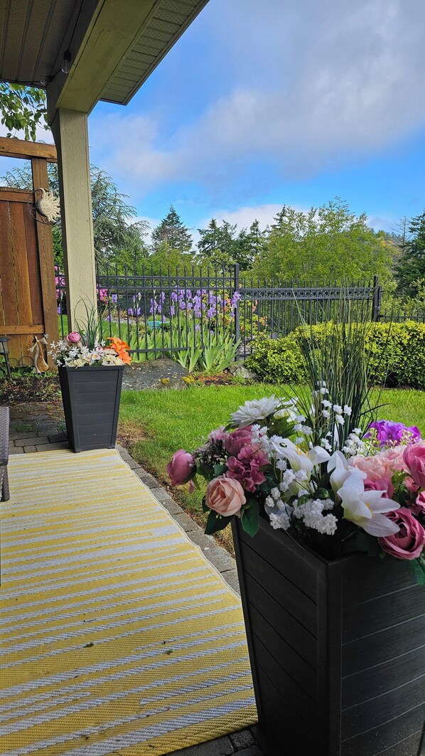 Property grounds - 2-bedroom house in delightful Victoria with great view (Victoria)