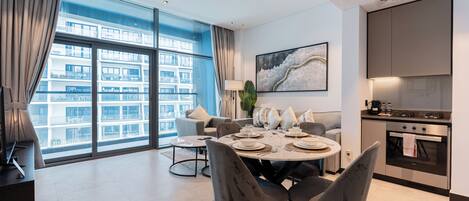 Appartement Deluxe, balcon, vue ville | Restauration dans la chambre