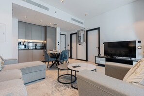 Departamento Deluxe, balcón, vista a la ciudad | Área de sala de estar | Smart TV de 55 pulgadas con canales digitales 