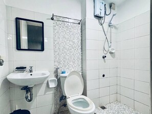 Dusche, Haartrockner, Bidet, Handtücher