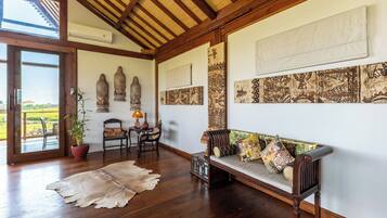 Villa | Living area | Books