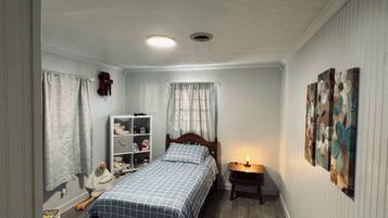 4 habitaciones, tabla de planchar con plancha y ropa de cama