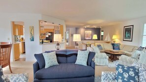Smart TV, books - Spacious 5-Bedroom home in Boothbay with stunning waterfront views! (Boothbay)