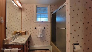 Hair dryer, towels - Spacious 5-Bedroom home in Boothbay with stunning waterfront views! (Boothbay)
