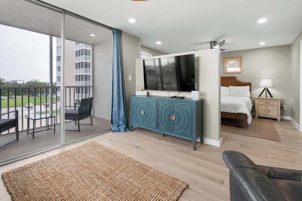 1 bedroom, WiFi, bed sheets - Newly Renovated Beach & Tennis Unit 3402 (Bonita Springs)