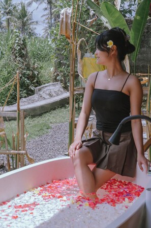 Deep-soaking bathtub