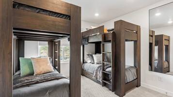 3 chambres, bureau, fer et planche à repasser, lit parapluie