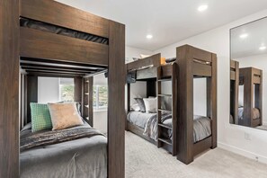 3 habitaciones, escritorio y tabla de planchar con plancha 