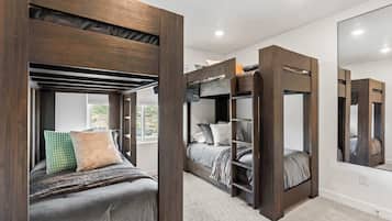 3 habitaciones, escritorio y tabla de planchar con plancha