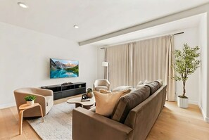 Televisión, libros y oficina 