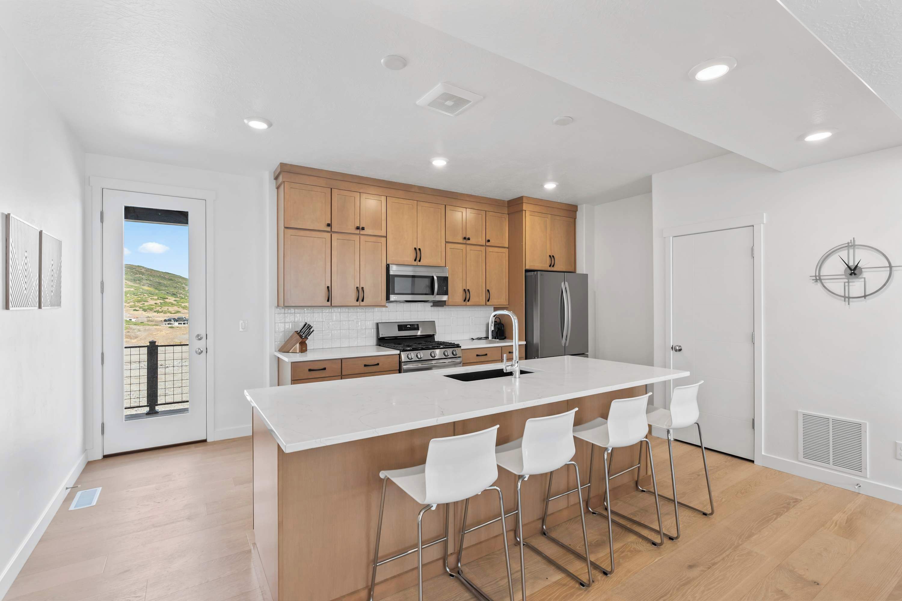 Refrigerador, microondas, horno y parrilla de estufa 