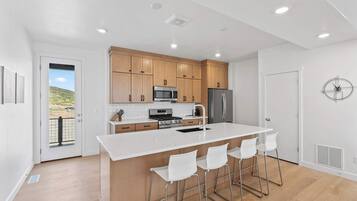 Refrigerador, microondas, horno y parrilla de estufa