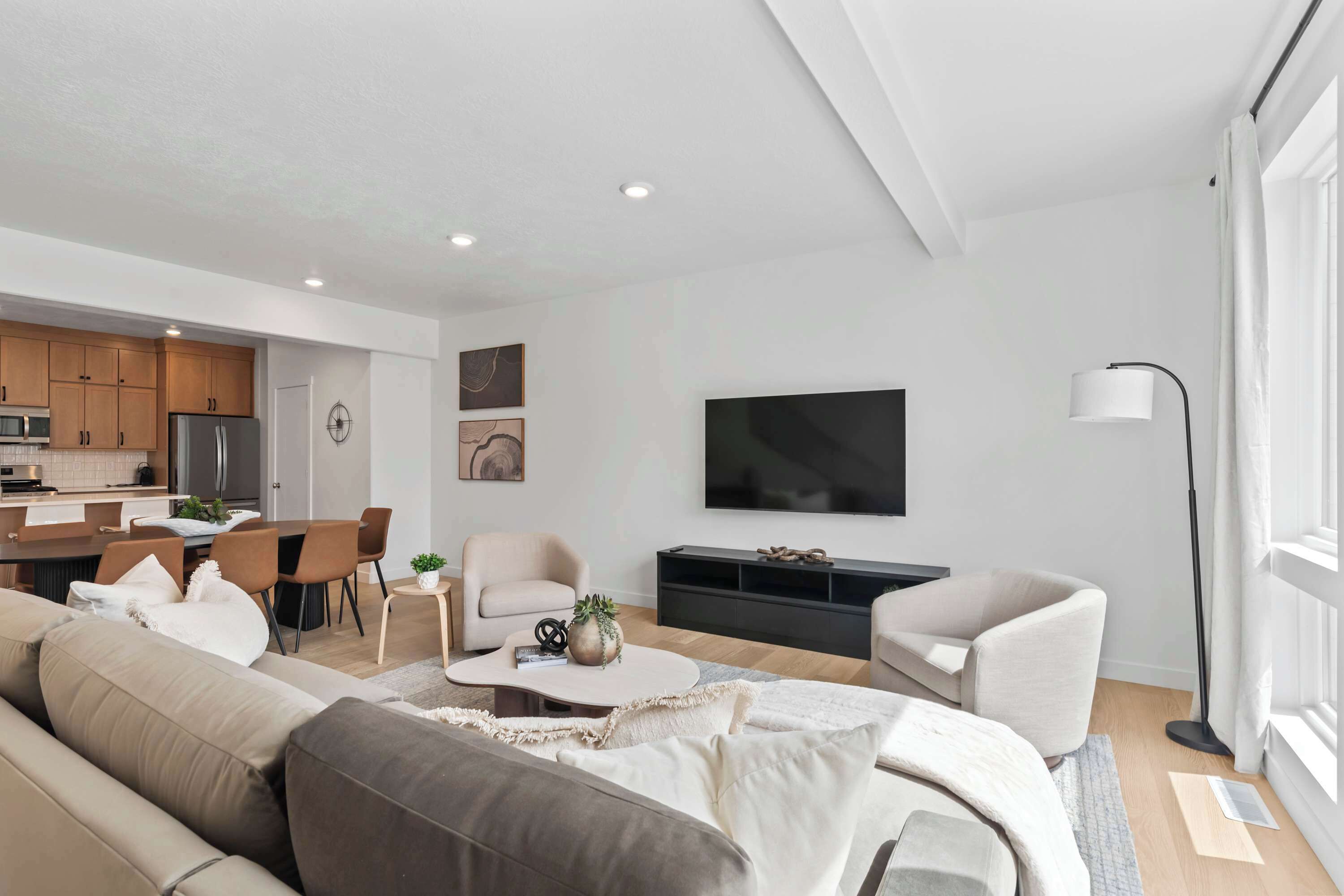 Télévision, livres, espaces bureaux