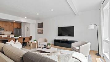 Télévision, livres, espaces bureaux