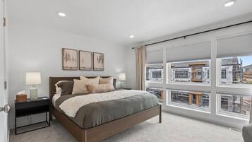 3 bedrooms, desk, iron/ironing board, travel crib