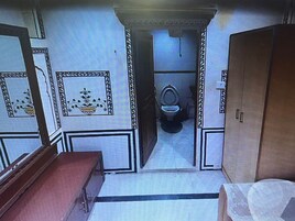 Chuveiro, produtos de toalete grátis, chinelos, toalhas de banho