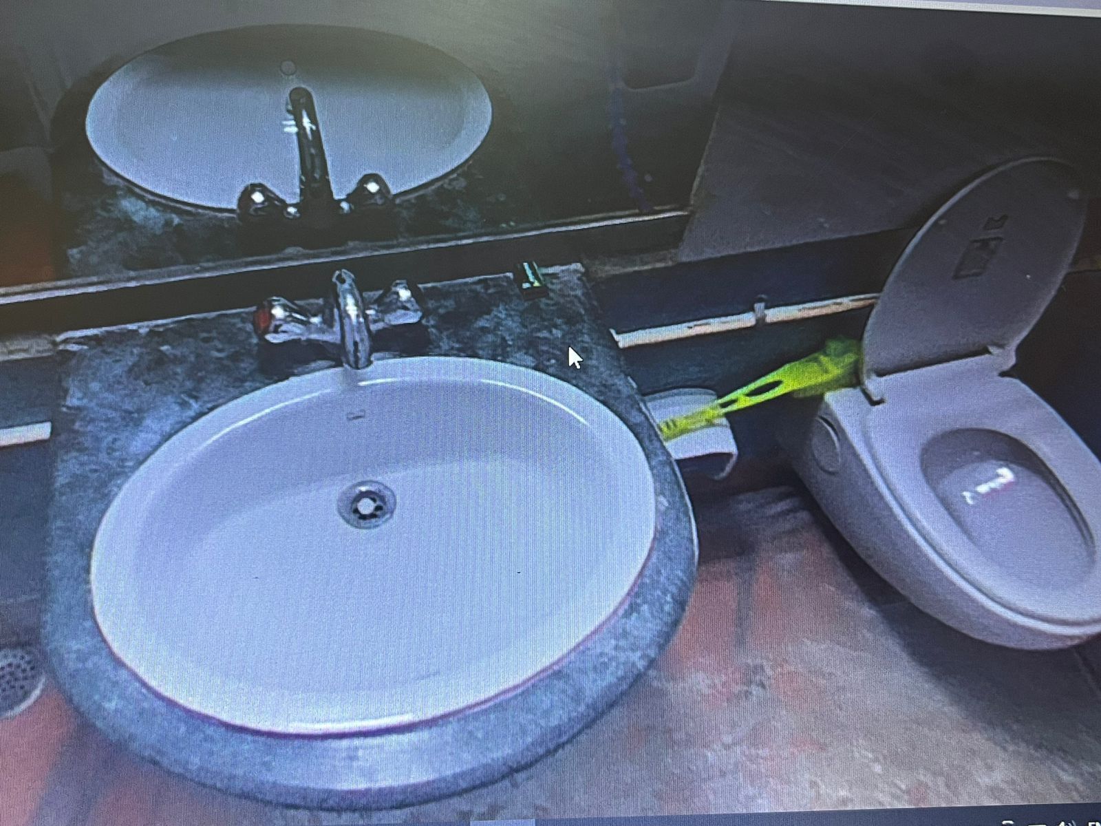 Ducha, artículos de higiene personal gratuitos, toallas y jabón