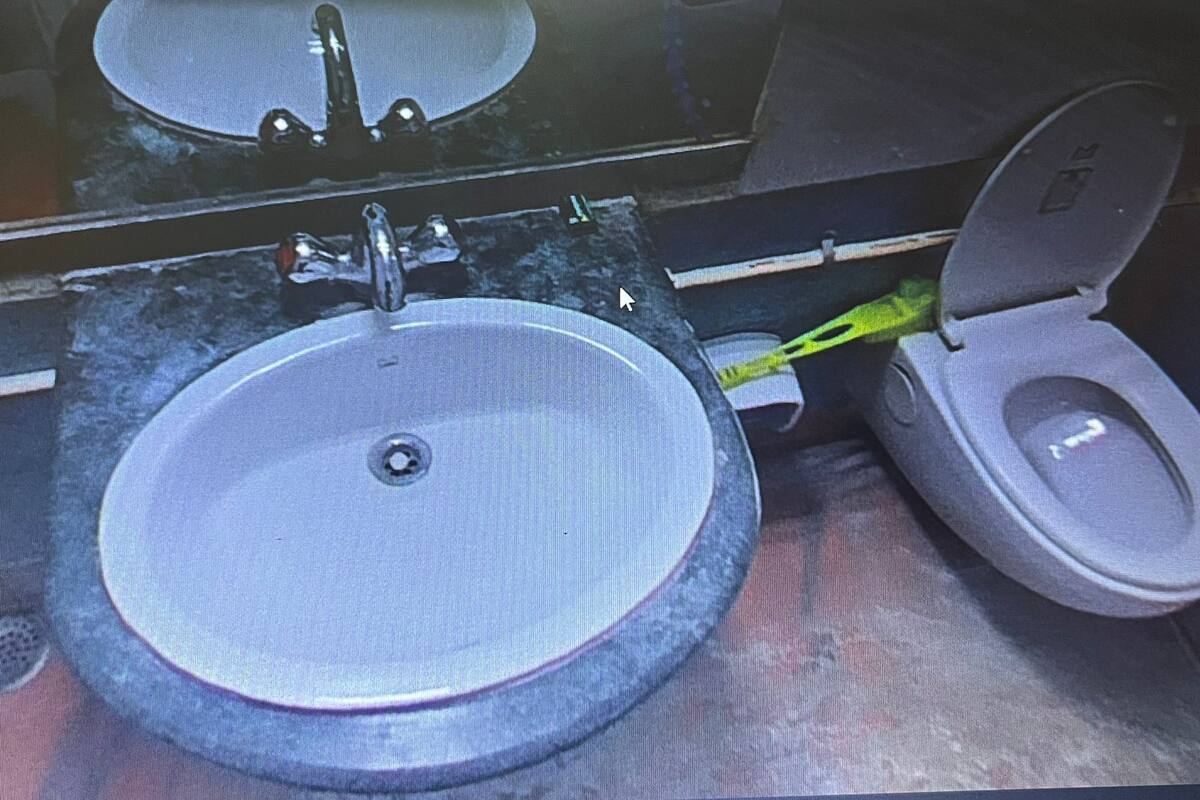 Ducha, artículos de higiene personal gratuitos, toallas y jabón