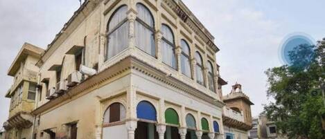 Vista frontal de la propiedad