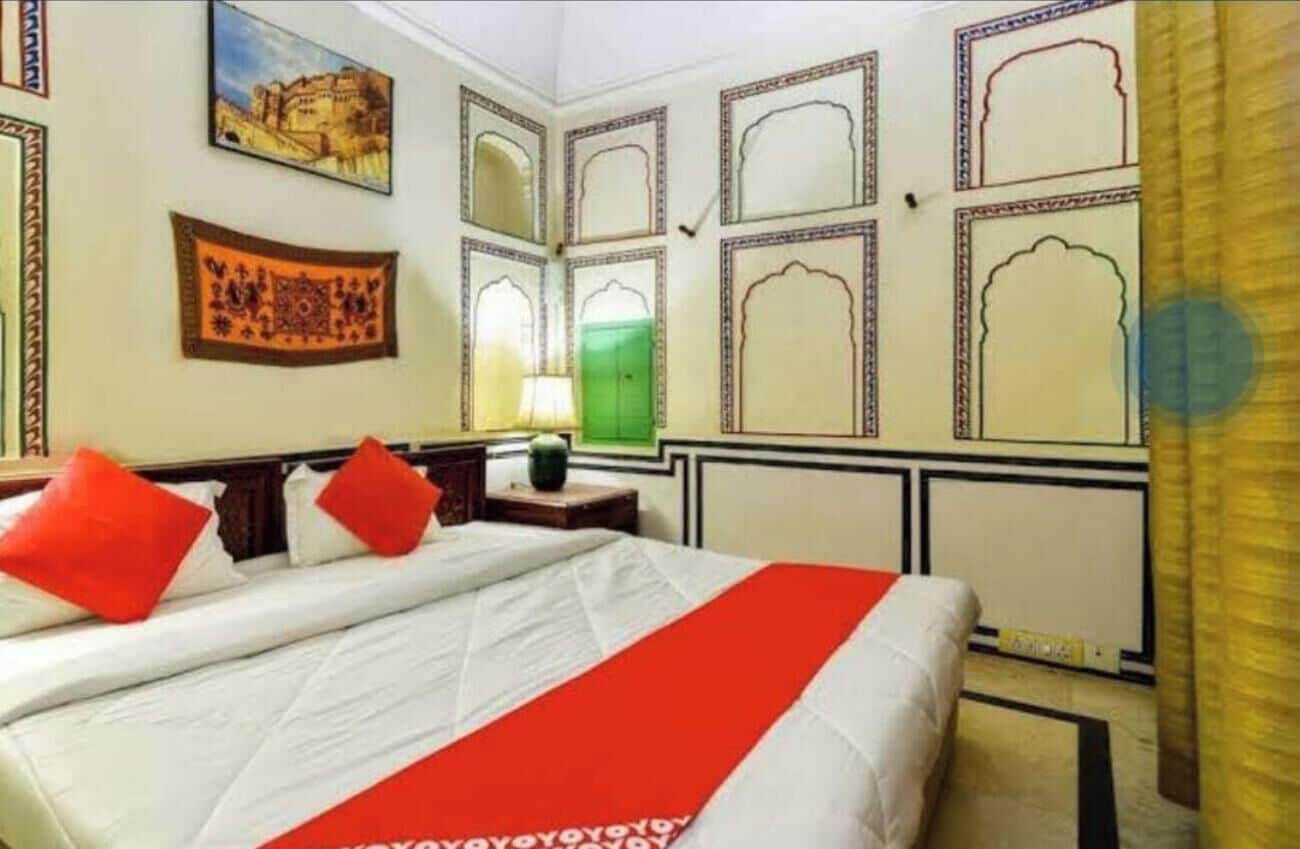 Escritorio, wifi gratis y ropa de cama 