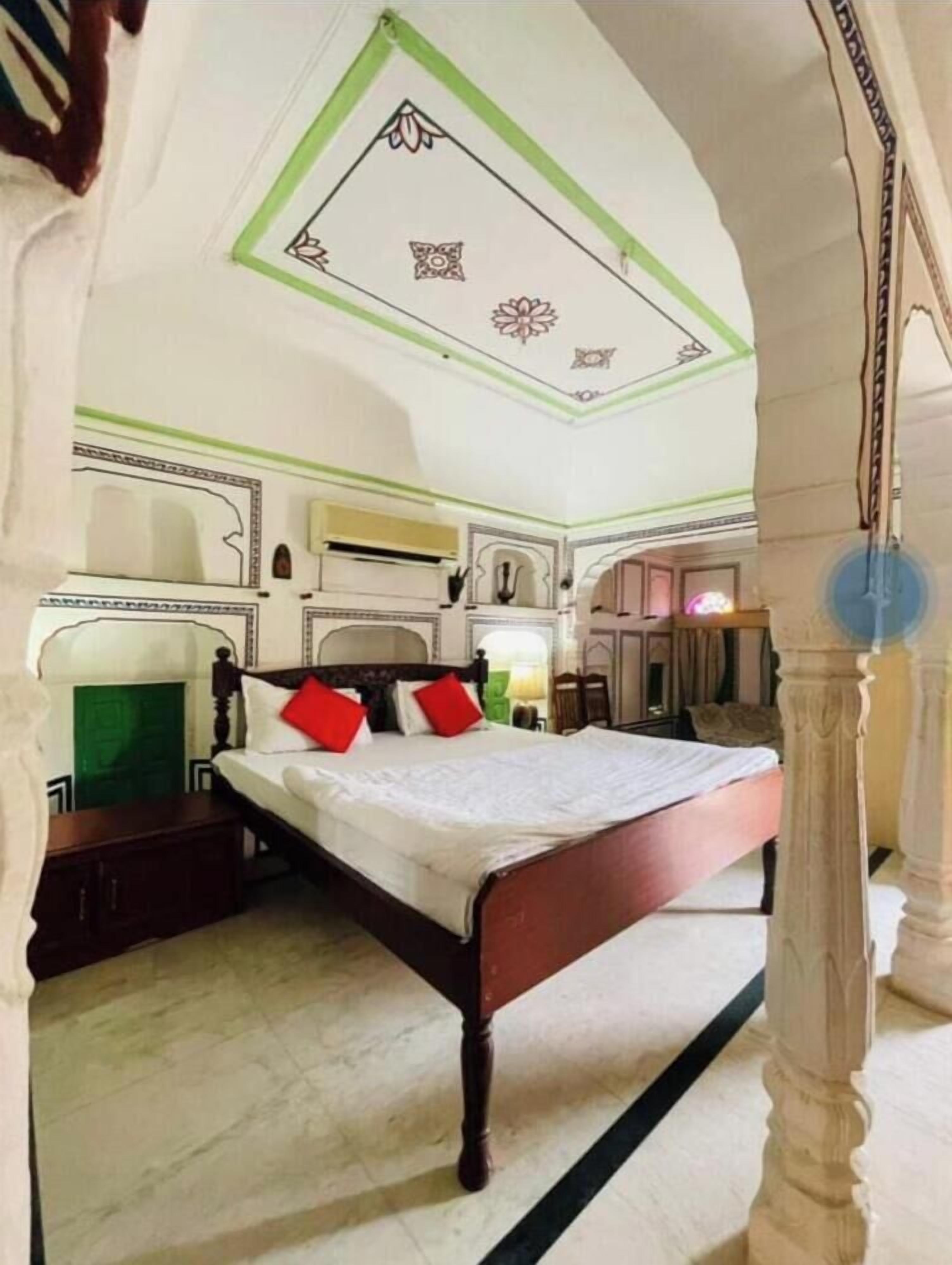 デスク、WiFi (無料)、ベッドシーツ