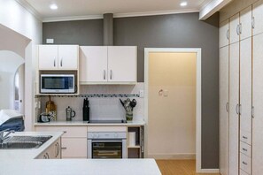 冷蔵庫、電子レンジ、調理器具と食器