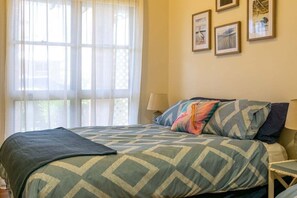 3 bedrooms, iron/ironing board, free WiFi - Welcome to "The Lazy Pelican" (Gympie)