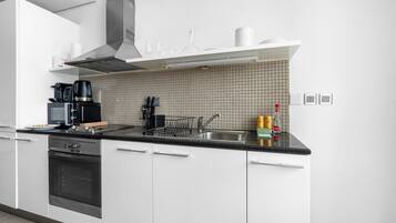 Réfrigérateur, micro-ondes, four, plaque de cuisson