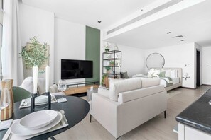 Escritorio, tabla de planchar con plancha, wifi y ropa de cama 