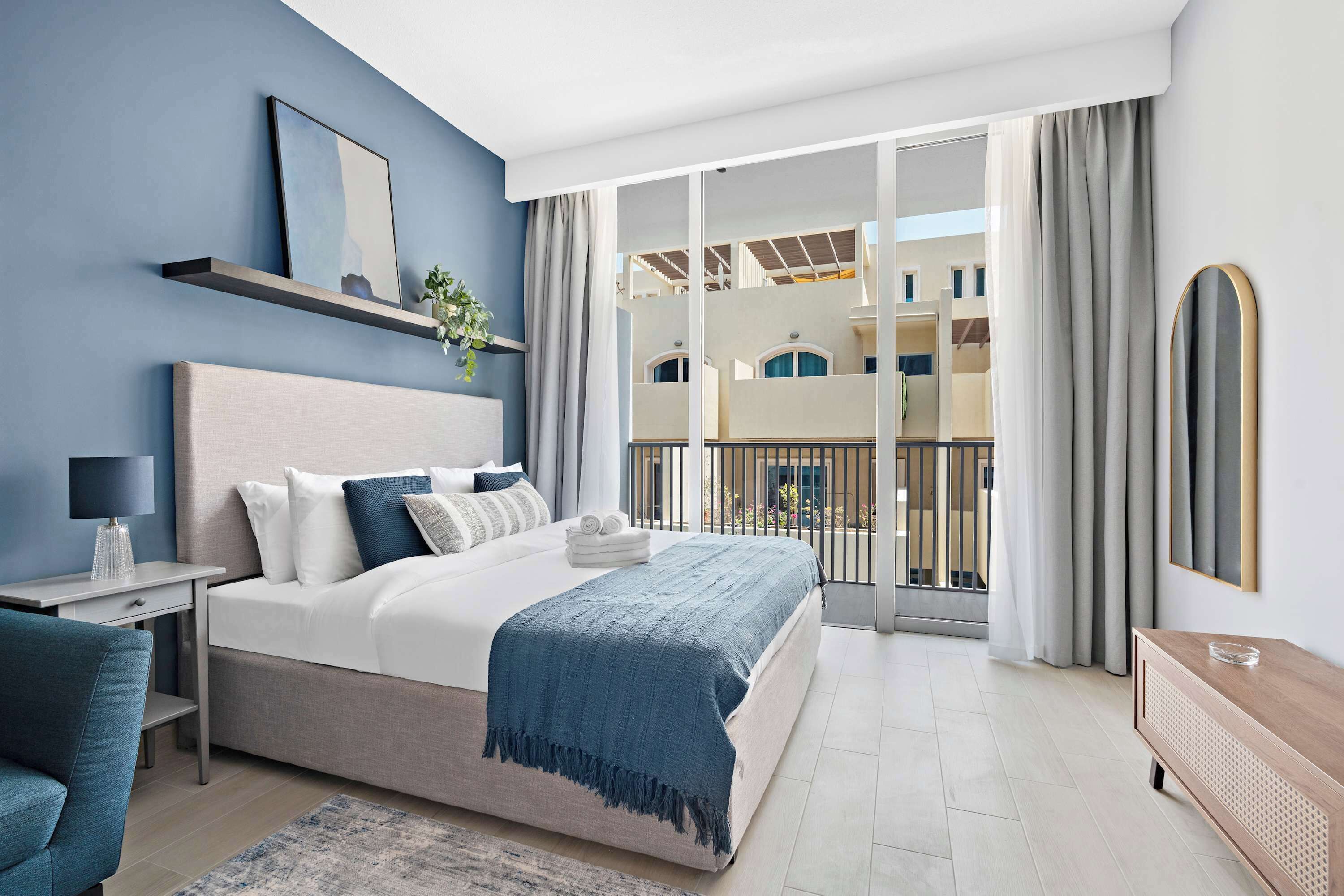 Bureau, fer et planche à repasser, Wi-Fi, draps fournis