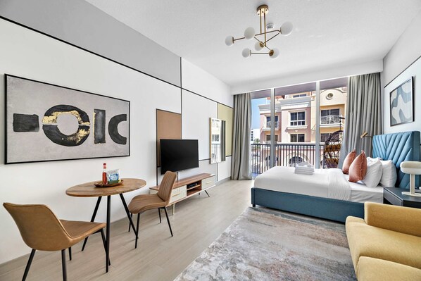 Escritorio, tabla de planchar con plancha, wifi y ropa de cama 