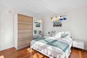 3 Schlafzimmer, Schreibtisch, Bügeleisen/Bügelbrett, WLAN