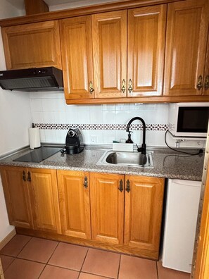 Een microgolfoven, een kookplaat