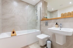 SĂšche-cheveux, serviettes fournies, papier toilette