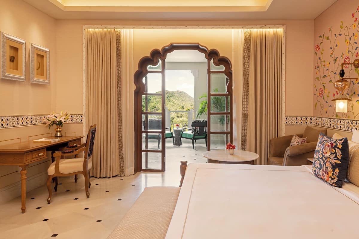 頂級客房, 1 張特大雙人床 (Luxury, With Sit Out) | 高級寢具、迷你吧、客房內保險箱、書桌