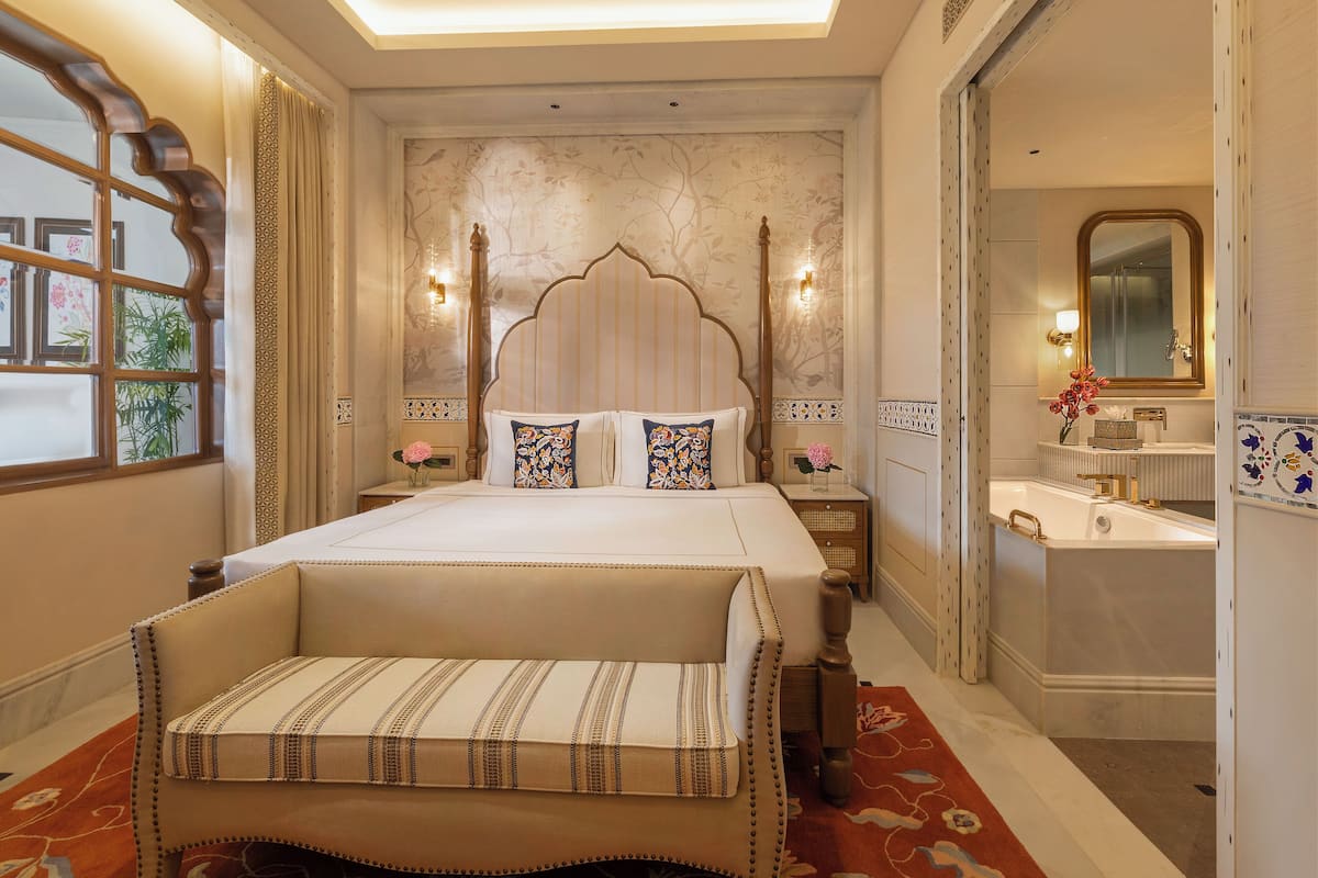 頂級套房, 1 張特大雙人床, 陽台 (Luxury) | 高級寢具、迷你吧、客房內保險箱、書桌