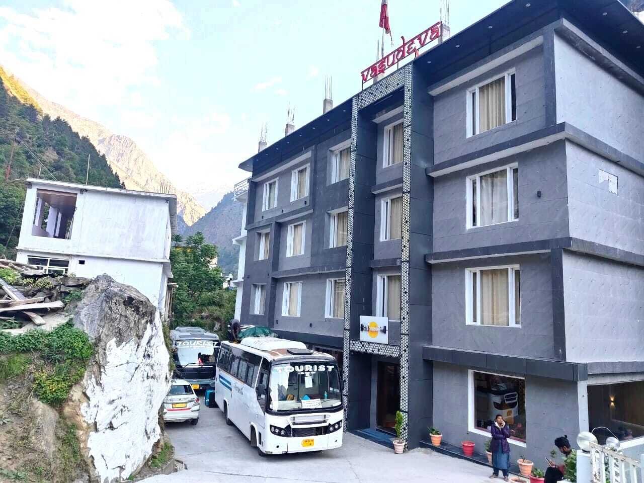 Um edifício com vários andares e uma placa com a inscrição 