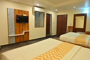 Habitación cuádruple familiar | Espacio para trabajar con un portátil y wifi gratis