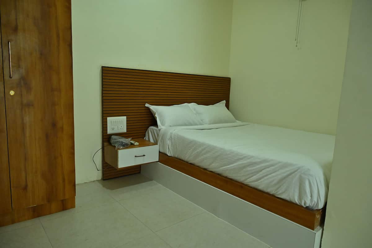 Deluxe Double Room | Laptop workspace, free WiFi