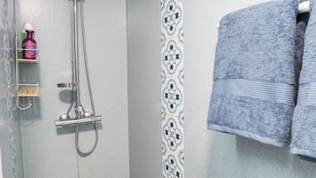 SĂšche-cheveux, bidet, serviettes fournies, savon