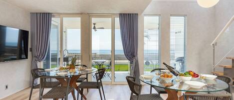 Villa de lujo, vista al océano | Área de sala de estar | Televisión de pantalla plana de 65 pulgadas con canales por cable