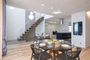Vila superluxo, vista para o oceano | Área de estar | TV de tela plana 65 polegadas com canais a cabo