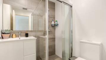 Dusj, hårføner, håndklær og såpe