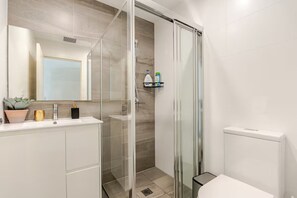 Shower, hair dryer, towels, soap - Brand new 2-bedroom 2 ensuite (Mount Druitt)