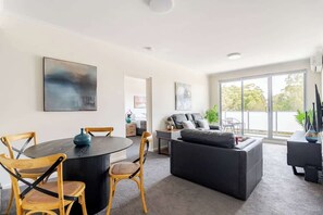 Una Smart TV, una oficina