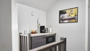 Dobbelt- eller tomannsrom – superior, sjøutsikt | Oppholdsområde | En 42-tommers Flatskjerm-TV med digitale kanaler samt leker