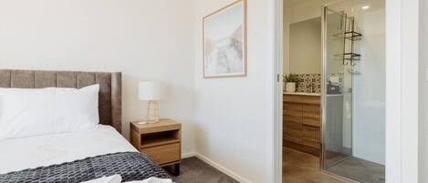 3 makuuhuonetta, työpöytä, silitysrauta/-lauta, Wi-Fi